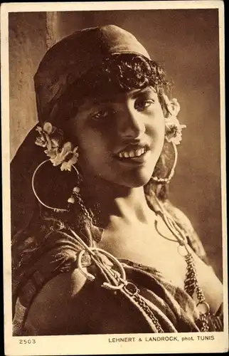 Ak Portrait einer Dame, Aisha, Blumen, Schmuck, Maghreb