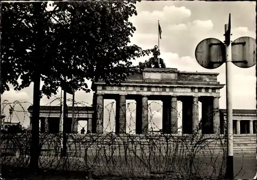 Ak Berlin Mitte, Brandenburger Tor nach dem 13. August 1961