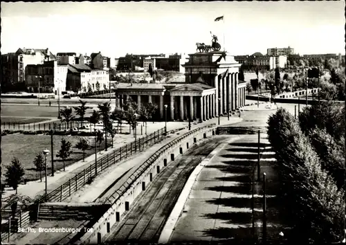 Ak Berlin Mitte, Brandenburger Tor nach dem 13. August 1961