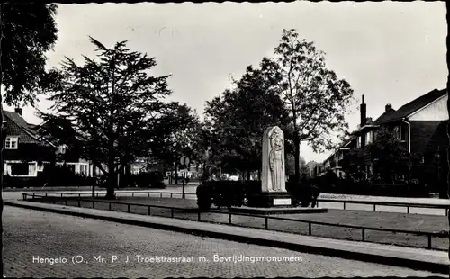 Ak Hengelo Overijssel, Mr P J Troelstrastraat met Bevrijdingsmonument