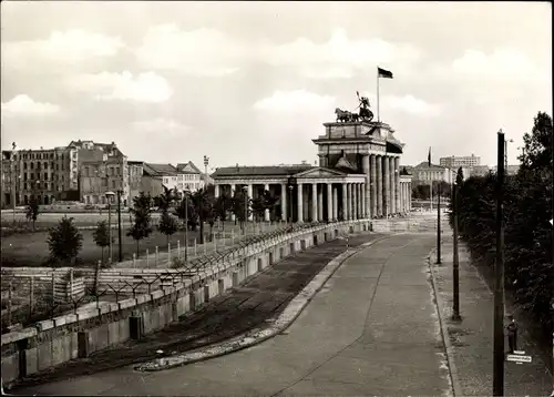 Ak Berlin Mitte, Brandenburger Tor nach dem 13. August 1961