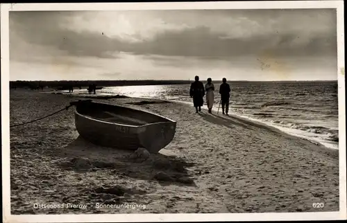 Ak Prerow, Sonnenuntergang, Boot, Spaziergänger, Strand