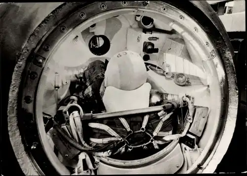 Ak Raumkapsel der Wostok, Einstiegs und Katapultluke, Schleudersitz mit Kosmonauten