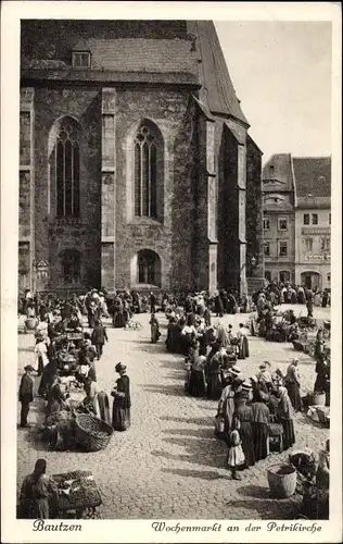 Ak Bautzen in der Lausitz, Wochenmarkt an der Petrikirche