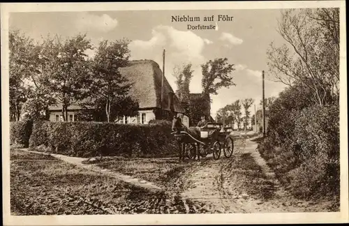 Ak Nieblum Insel Föhr in Nordfriesland, Dorfstraße, Kutsche