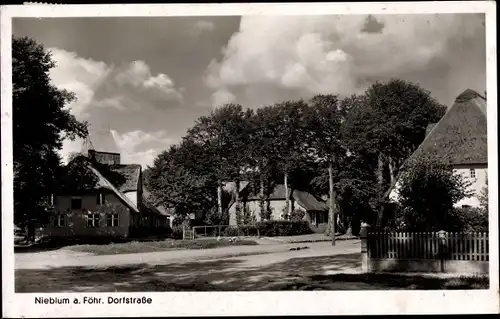 Ak Nieblum Insel Föhr in Nordfriesland, Blick zur Dorfstraße, Ortspartie