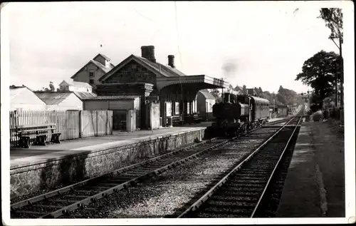 Foto Ak Bovey Tracey Devon, Bahnhof, Gleisseite, Dampflok