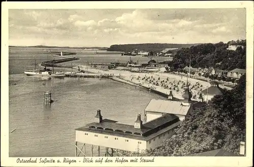 Ak Sassnitz auf Rügen, Am Strand, Blick auf Hafen und Strand