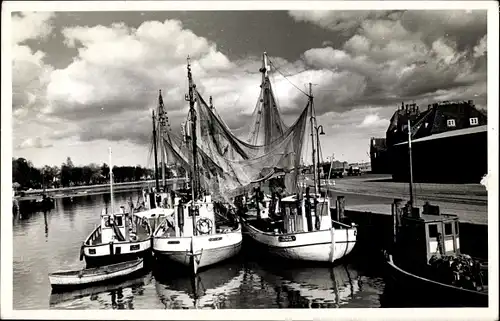 Foto Ak Eckernförde, Partie am Hafen, Fischerboote