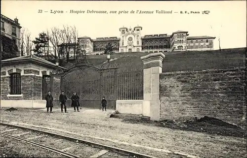 Ak Lyon Rhône, Hospice Debrousse, vue prise de l'Avenue Vallioud