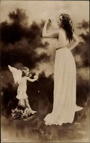 Ak Standportrait einer Frau, Kind mit Engelsflügeln, Atelier Reutlinger Paris