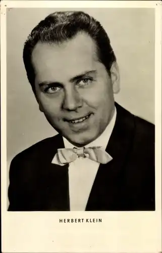 Ak Schauspieler Herbert Klein, Portrait im Anzug mit Fliege