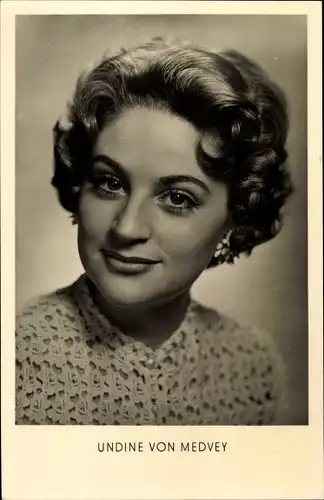 Ak Sängerin Undine von Medvey, Portrait