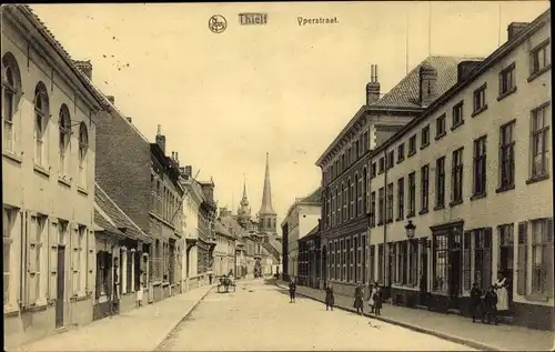 Ak Tielt Westflandern, Yperstraat, Straßenpartie, Kirchturm