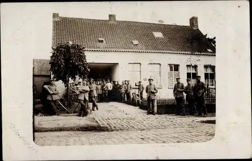 Foto Ak Deutsche Soldaten in Uniformen vor einem Haus