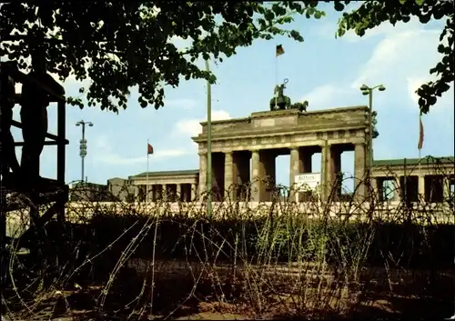 Ak Berlin Tiergarten, Brandenburger Tor mit Mauer, Stacheldraht