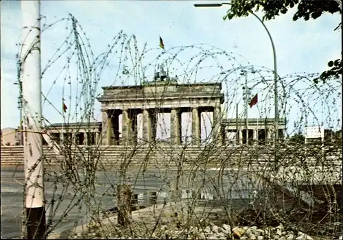 Ak Berlin Tiergarten, Brandenburger Tor mit Mauer, Stacheldraht