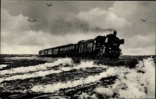 Ak Nordseebad Westerland auf Sylt, Lokomotive auf dem Hindenburgdamm