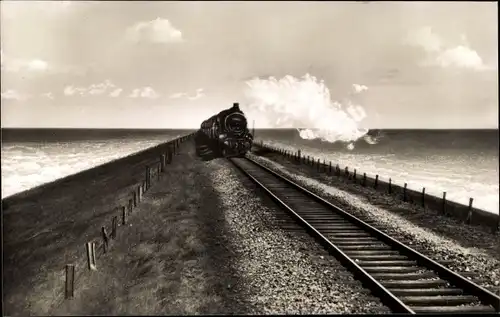 Ak Insel Sylt in Nordfriesland, Deutsche Eisenbahn auf dem Hindenburgdamm