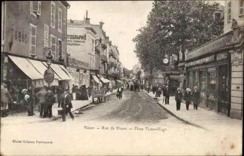 Ak Vichy Allier, Rue de Nimes, Place Victor Hugo