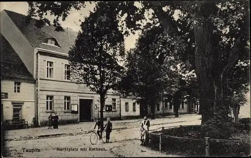 Ak Teupitz in Brandenburg, Marktplatz, Rathaus