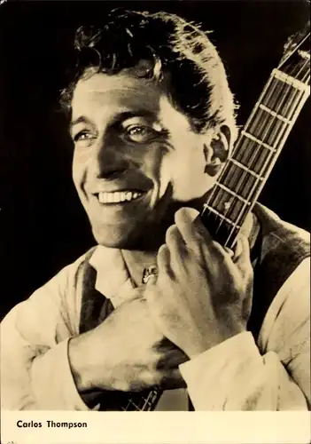 Ak Schauspielerin Carlos Thompson, Portrait, Gitarre