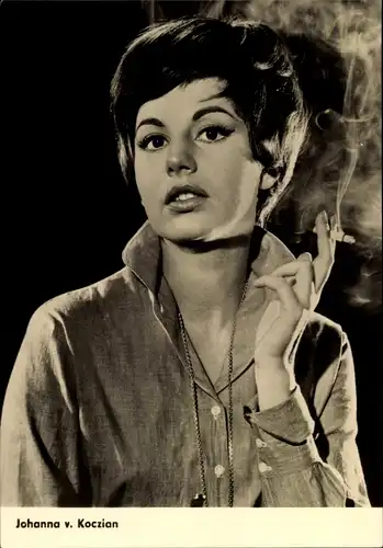 Ak Schauspielerin Johanna von Koczian, Portrait, Zigarette rauchend, Progress Starfoto