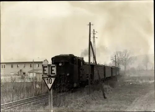 Foto Ak Deutsche ? Eisenbahn, Lokomotive, Bahnhofs-Gebäude