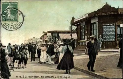 Ak Luc sur Mer Calvados, En attente sur la Digue