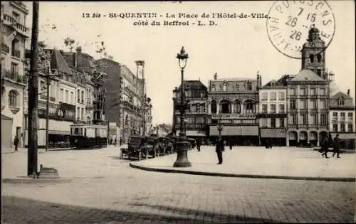 Ak Saint Quentin Aisne, La Place de l'Hotel de Ville, cote du Beffroi