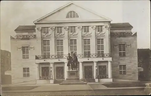 Foto Ak Weimar in Thüringen, Deutsches Nationaltheater, Goethe Schiller Denkmal