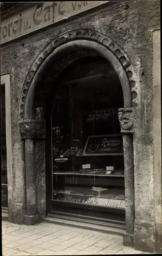 Foto Ak Regensburg an der Donau Oberpfalz, Portal der ehem. Kreuzkapelle im Bach, Cafe