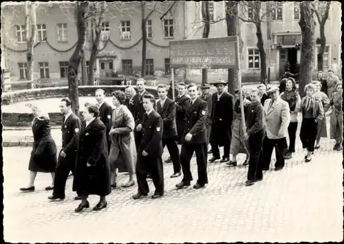 Foto Ak Ostseebad Sellin auf Rügen, Personen bei einer Demonstration, DDR, 1 Mai ?