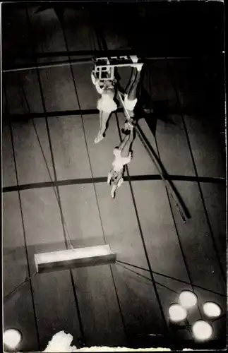 Foto Ak Akrobatinnen im Zirkus, Show