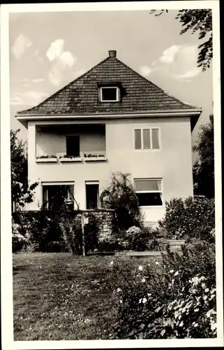 Foto Ak Deutschland, Wohnhaus vom Garten gesehen