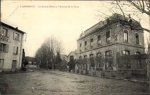 Ak L'Arbresle Rhône, Le Grande Hotel et l'Avenue de la Gare