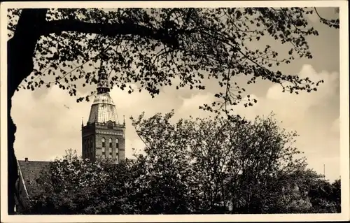 Foto Ak Polen?, Stadtpartie, Blick auf eine Kirche, Bäume