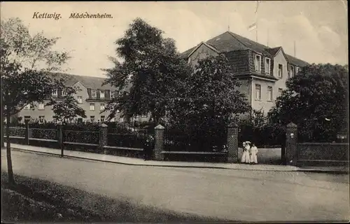 Ak Kettwig Essen, Blick aufs Mädchenheim, Frauen