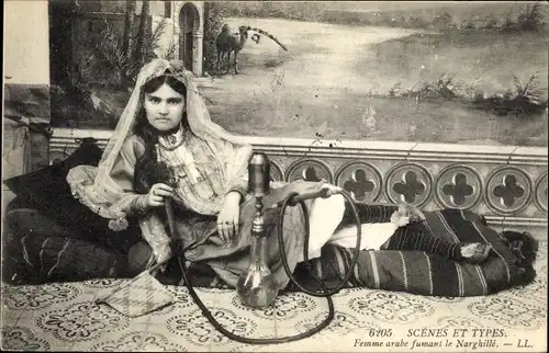 Ak Scenes et Types, Femme arabe fumant le Narghille, Araberin mit Wasserpfeife, Maghreb