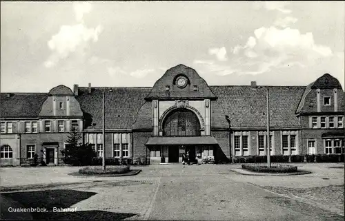 Ak Quakenbrück in Niedersachsen, Blick auf den Bahnhof, Straßenseite