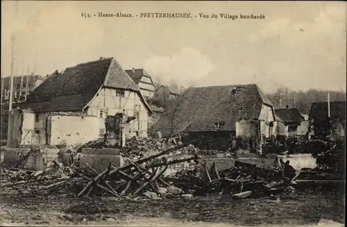 Ak Pfetterhouse Pfetterhausen Elsass Haut Rhin, Vue du Village bombardee