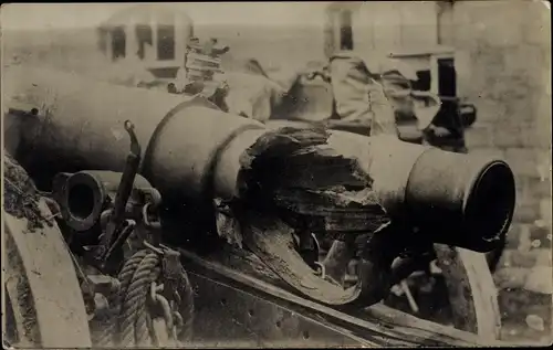 Foto Ak Zerstörtes russisches Geschütz, Kriegsbeute, I.WK