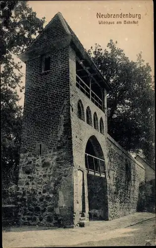 Ak Neubrandenburg in Mecklenburg, Wiekhaus am Bahnhof