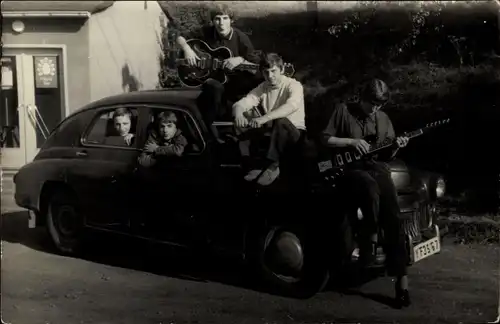 Foto Ak Mitglieder der Musik-Band, Auto, Gitarre