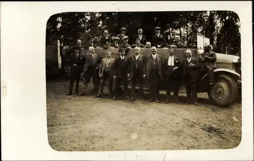 Foto Ak Gruppenbild der Männer am Fahrzeug