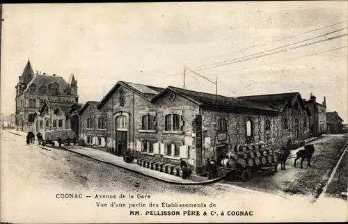 Ak Cognac Charente, Avenue de la Gare, Vue d'une partie des Etablissements MM. Pellisson Pere & Cie.