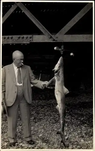 Foto Ak Mann im Anzug mit gefangenem Hai