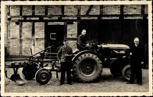 Foto Ak Drei Männer mit einem Traktor mit Pflug