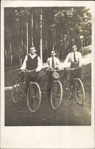 Foto Ak Drei junge Männer im Wald, Fahrräder