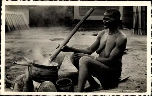 Ak Elfenbeinküste, Grand mere prepare le repas, barbusige Afrikanerin